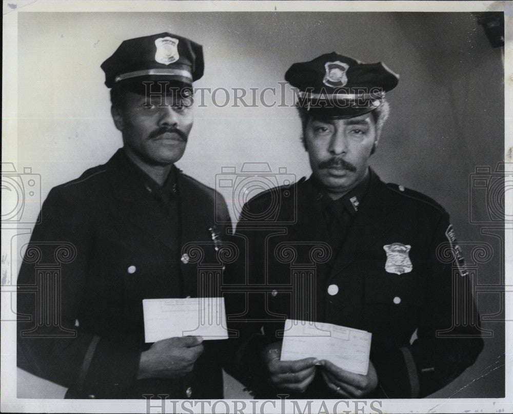 1976 Press Photo Officers Robert Armstead, Arthur Morgan - Historic Images