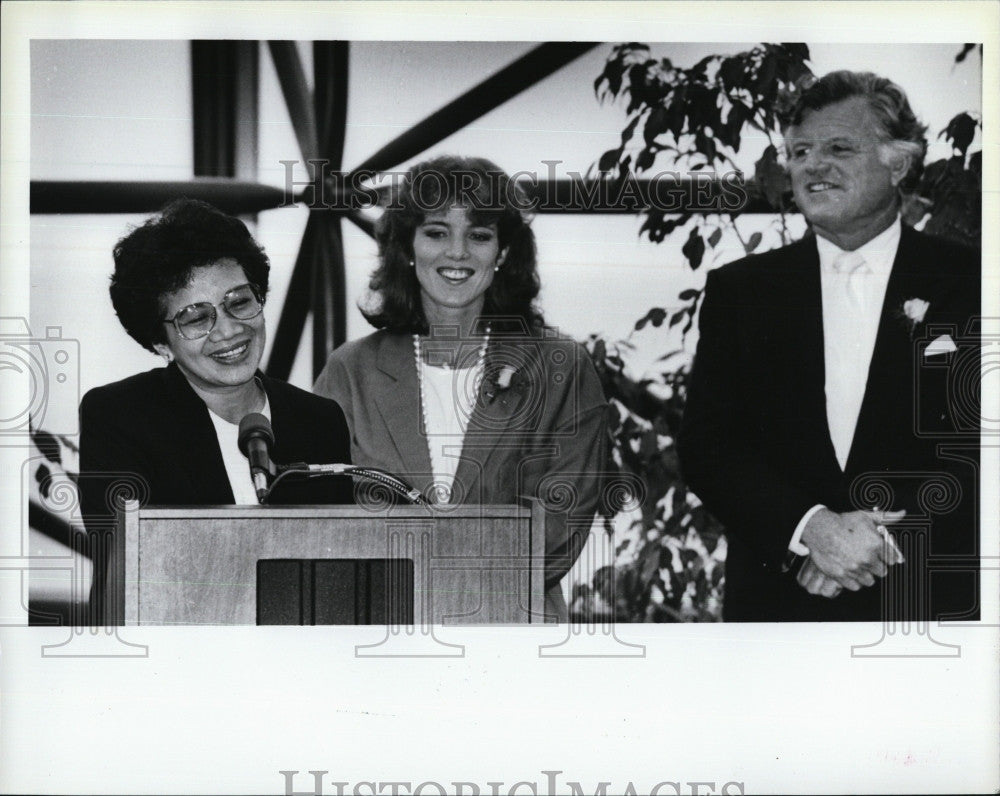 1986 Press Photo Cory Aquino, Caroline Kennedy, Sen. Ted Kennedy - Historic Images