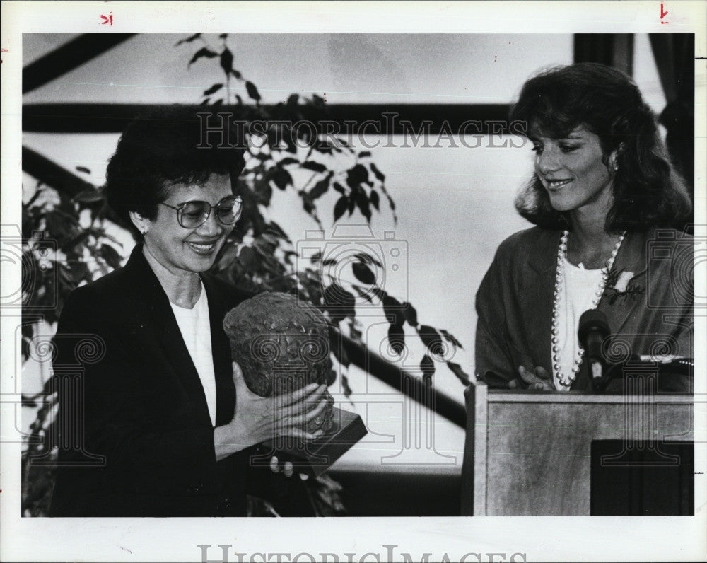 1986 Press Photo Cory Aquino, Caroline Kennedy - Historic Images