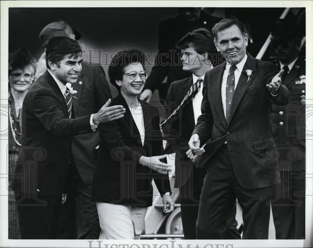 1986 Press Photo Corazon Aquino, Gov. Michael Dukakis, Mayor Ray Flynn - Historic Images