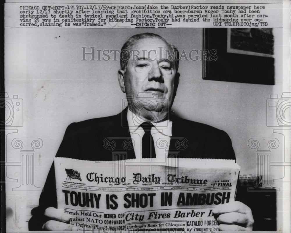 1959 Press Photo Jake &quot;The Barber&quot; Factor reads about man who kidnapped him - Historic Images