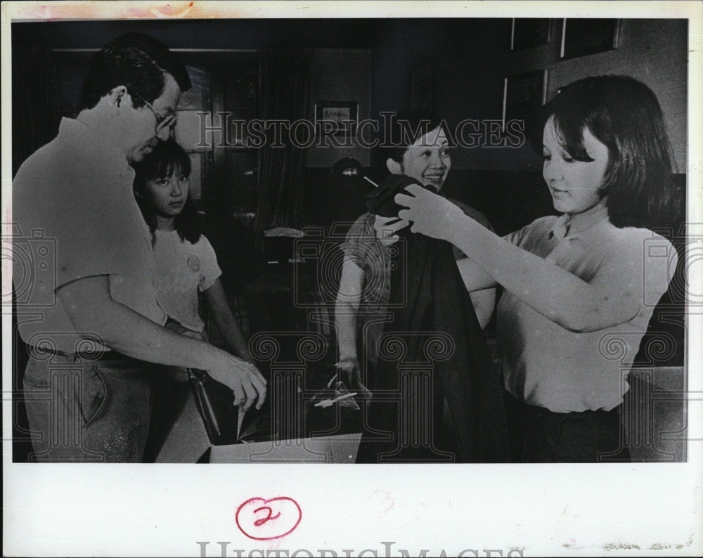 1983 Press Photo Cory &amp; Benigno Aquino &amp; their daughters - Historic Images