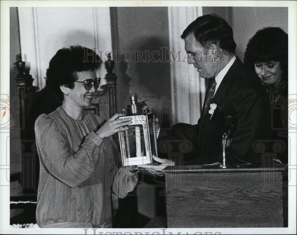 1986 Press Photo Faneuil Hall gets lantern fron Boston Mayor Flynn - Historic Images