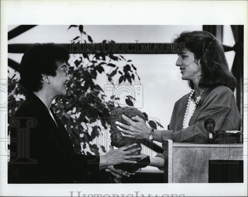 1986 Press Photo Corazon Aquino receives bust at Kennedy Library - Historic Images