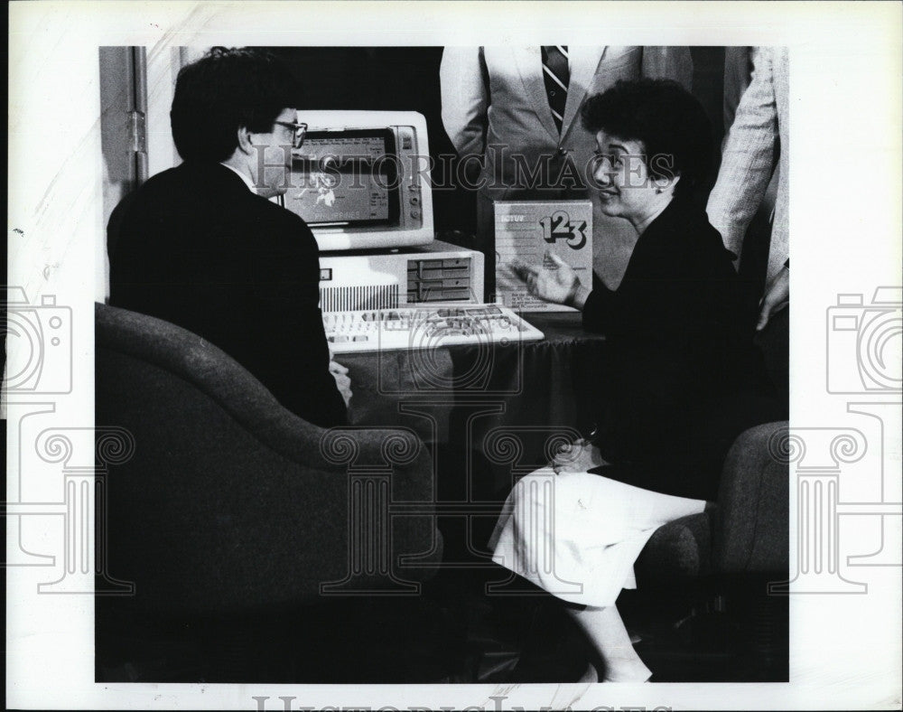 1986 Press Photo Philippine Pres. Corazon Aquino visits Lotus Corp. - Historic Images