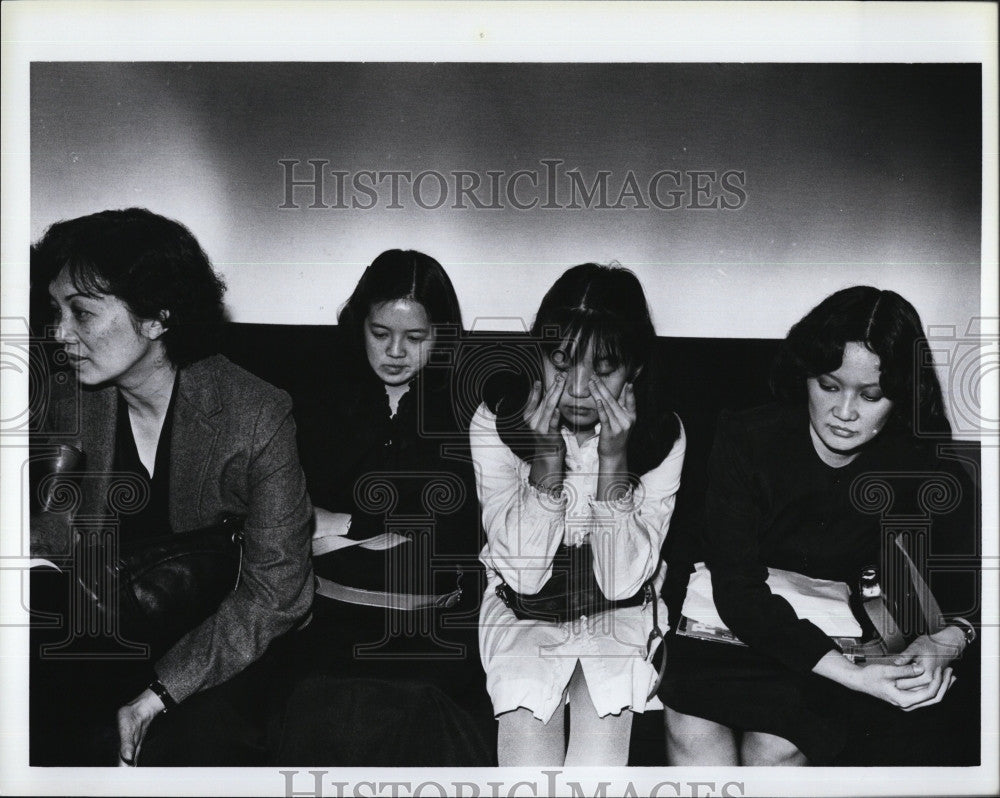 1983 Press Photo Mrs. Corazon Aquino, daughter Victoria, Kristina, Maria Elena - Historic Images