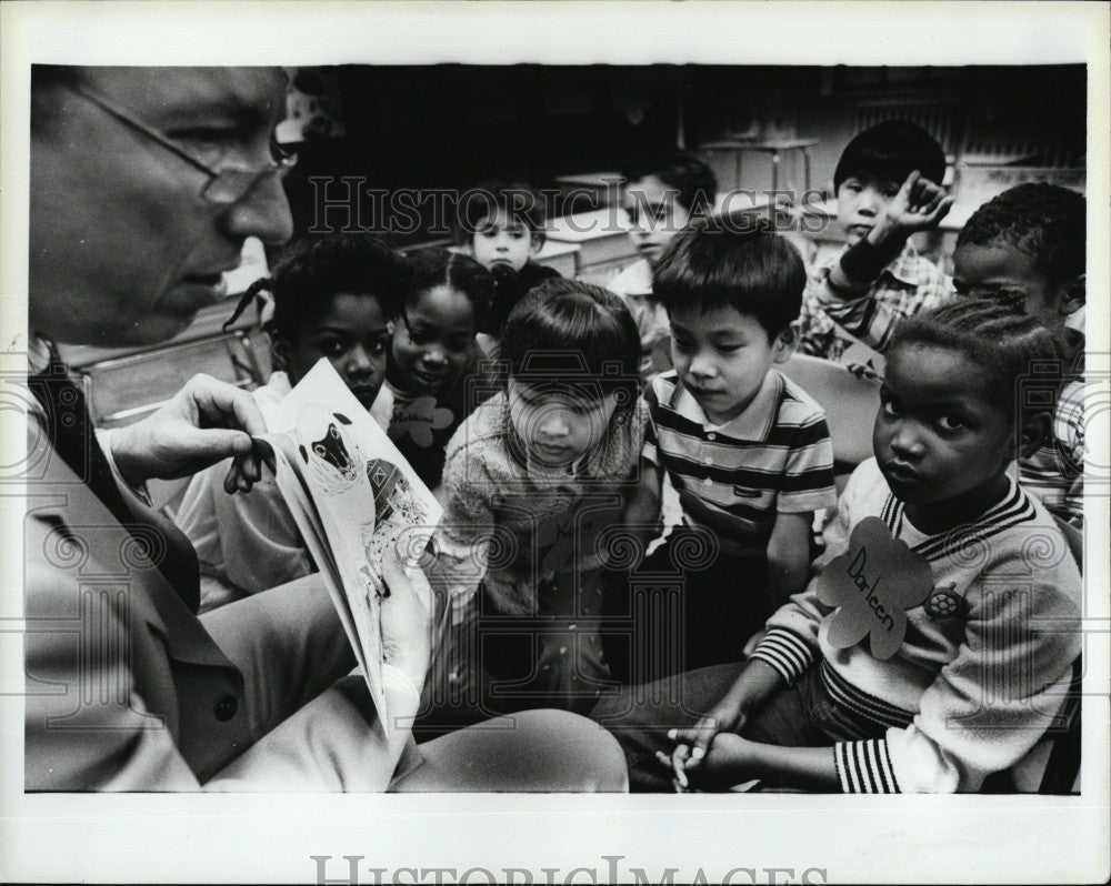 1984 Press Photo Dr. Spillane reads to first grade class - Historic Images