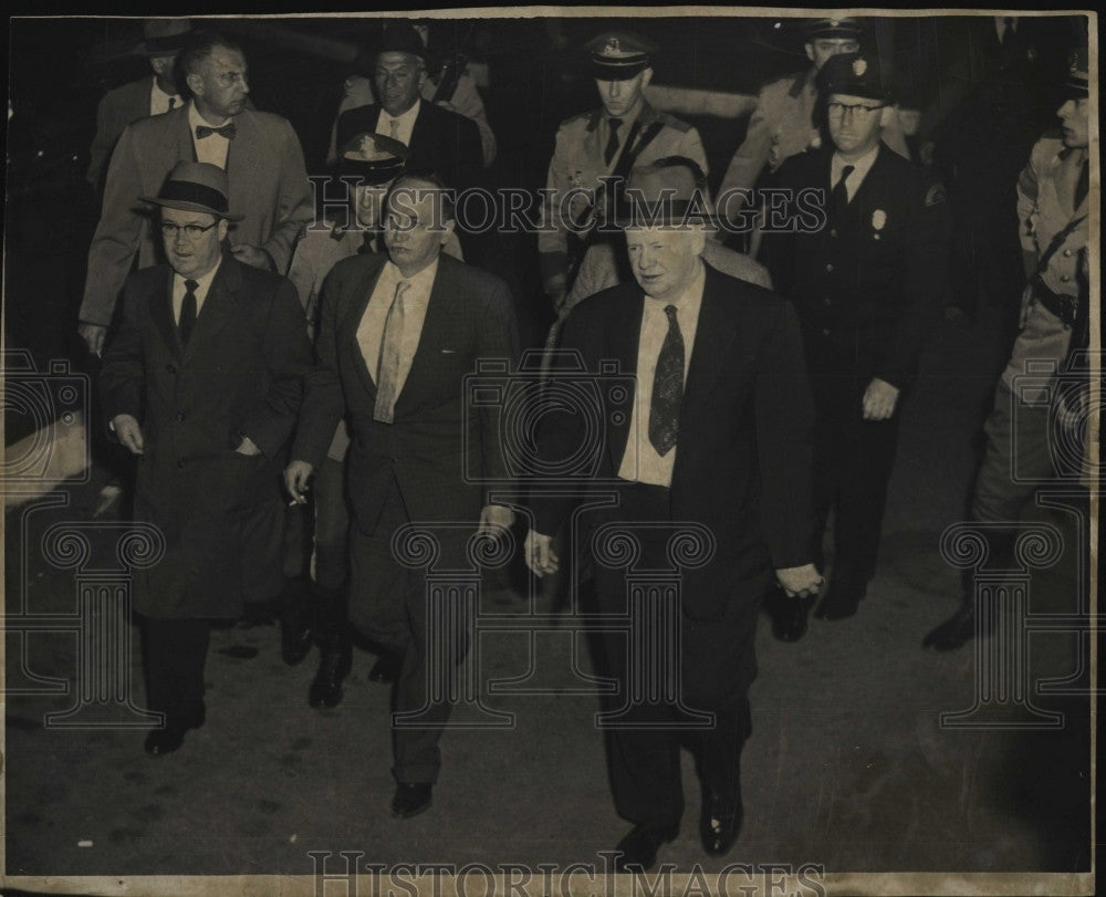 1956 Press Photo James Faherty in custody of FBI for Brinks robbery - Historic Images