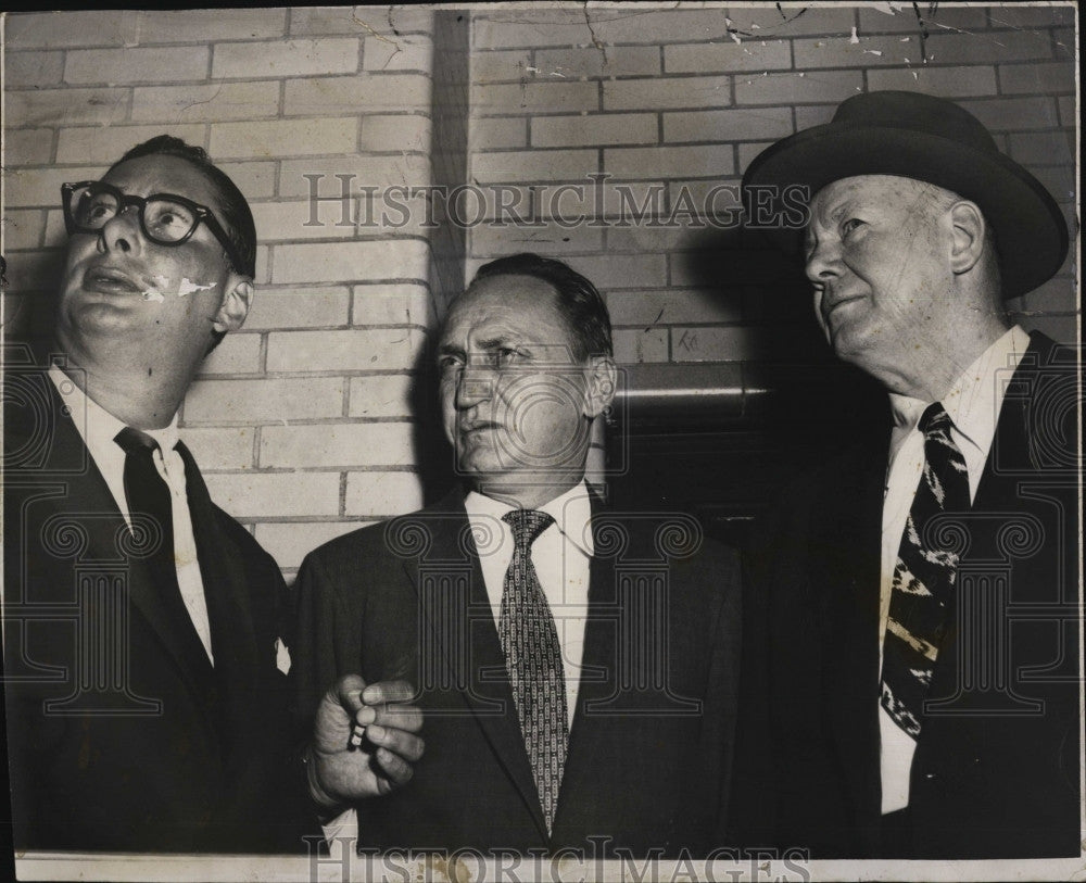 1956 Press Photo James Faherty in custody of FBI for Brinks robbery - Historic Images