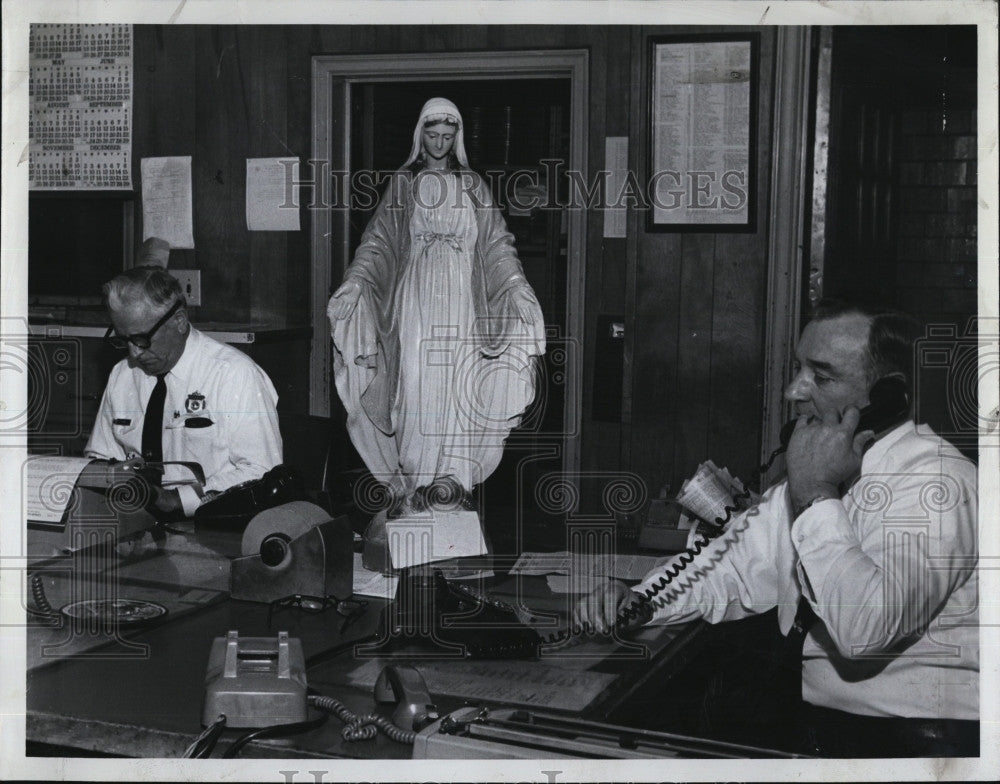 1973 Press Photo Officers Ed Fahey &amp; John Sullivan &amp; statur=e of Virgin Mary - Historic Images