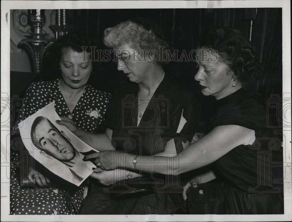 1952 Press Photo Mrs J Fahey, Mrs J Harkins, Mrs D Boyce &amp; pic of childs killer - Historic Images