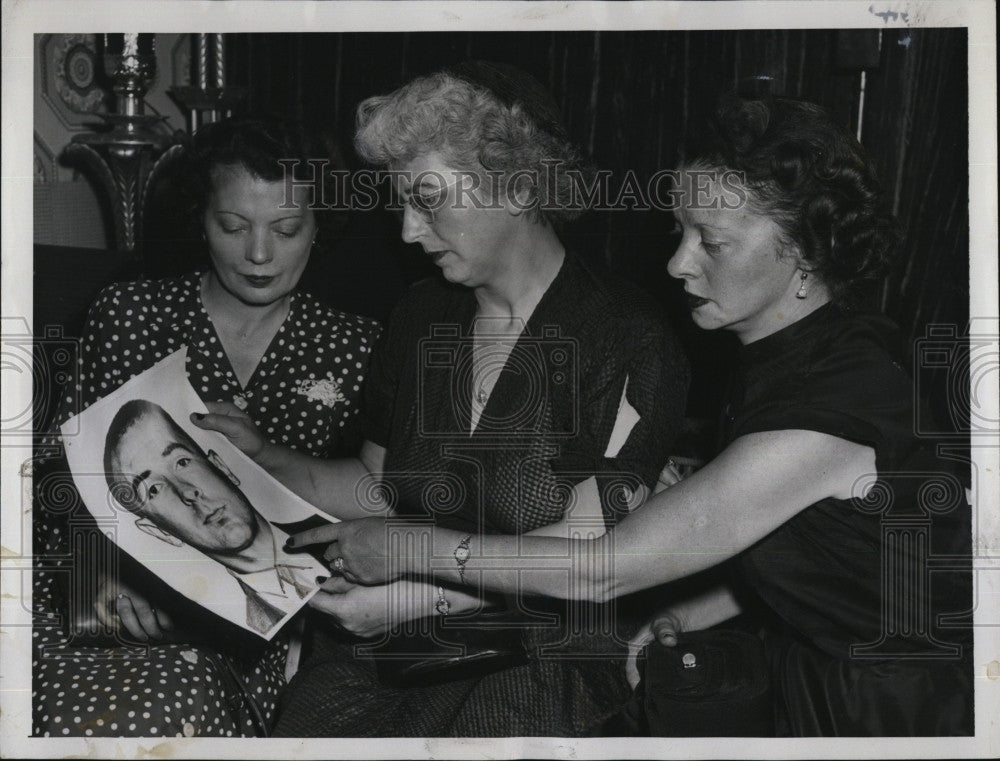 1952 Press Photo Josephine  Fahey &amp; her sisters with photo of daughter&#39;s killer - Historic Images