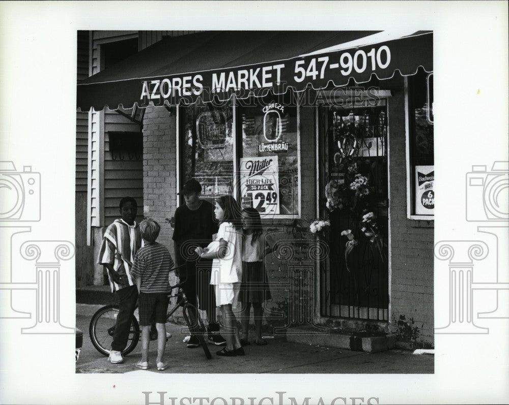 1995 Press Photo Kids at scene wher a Boston murder occured - Historic Images