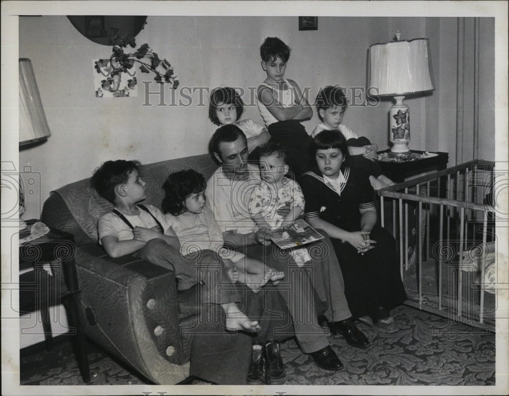 1953 Press Photo Michael Evangelista and his 7 children, Mom is missing - Historic Images