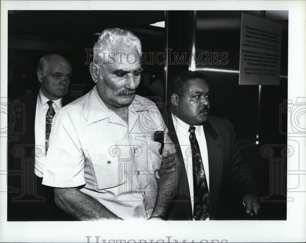 1993 Press Photo Puerto Rican fugitive Pedro Arce in custody - Historic Images