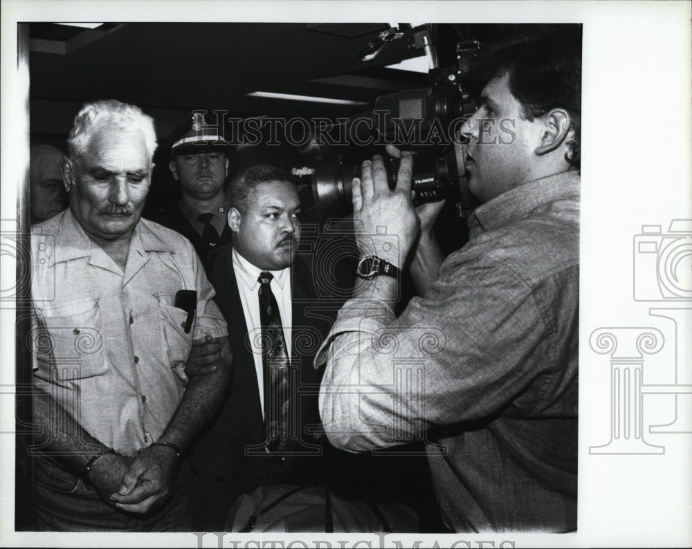 1993 Press Photo Puerto Rican fugitive Pedro Acre in custody for murder - Historic Images