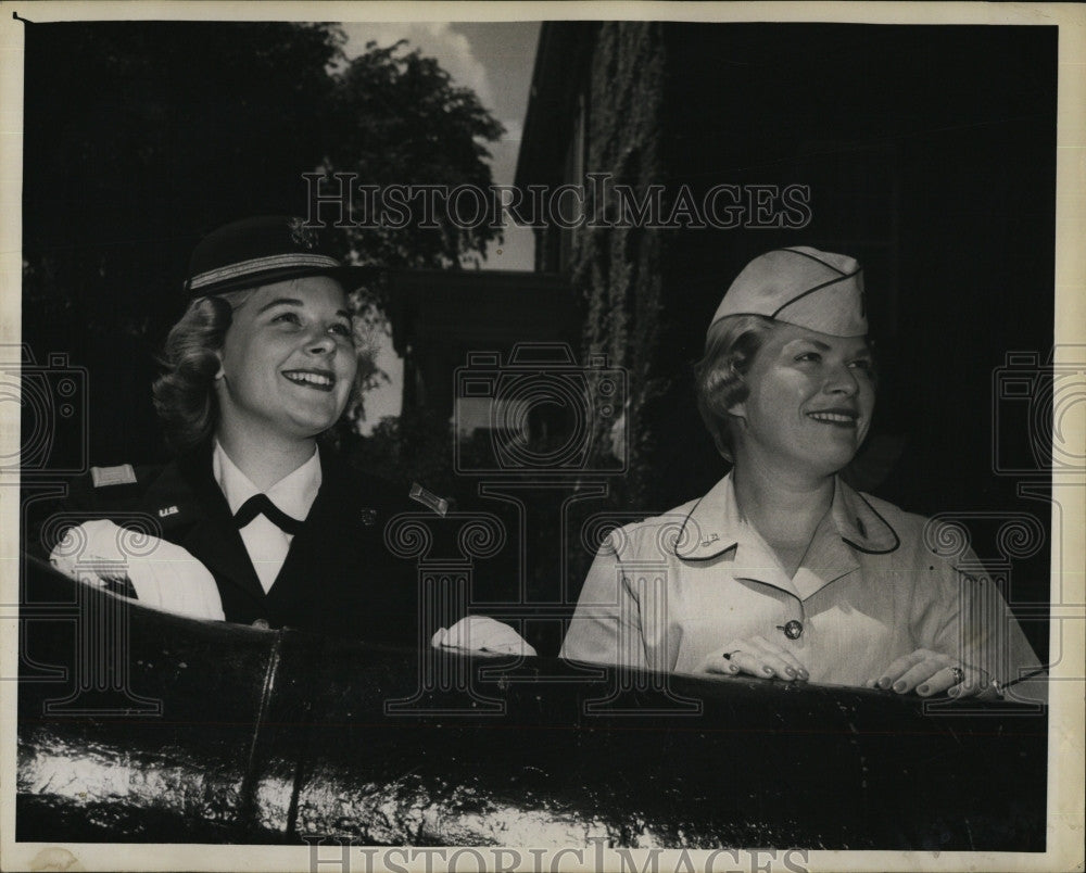 1960 Press Photo Second Lieutenant Suzanne Perkins, 1st Lieutenant J. Sizemore - Historic Images