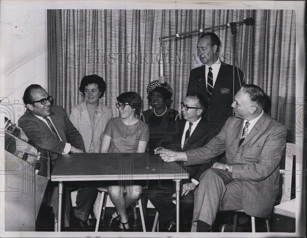 1968 Press Photo Mr. Arnold Arnold and Mr. Maurice Downey et al - Historic Images