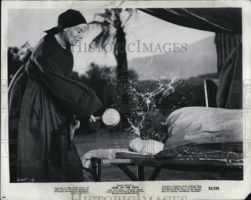 1963 Press Photo Lilia Skala and Sidney Poitier in &quot;Lilies of the Field&quot; - Historic Images