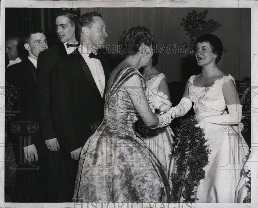 1959 Press Photo Helen Perini at Sheraton Plaza Hotel With Doherty, McCarthy - Historic Images