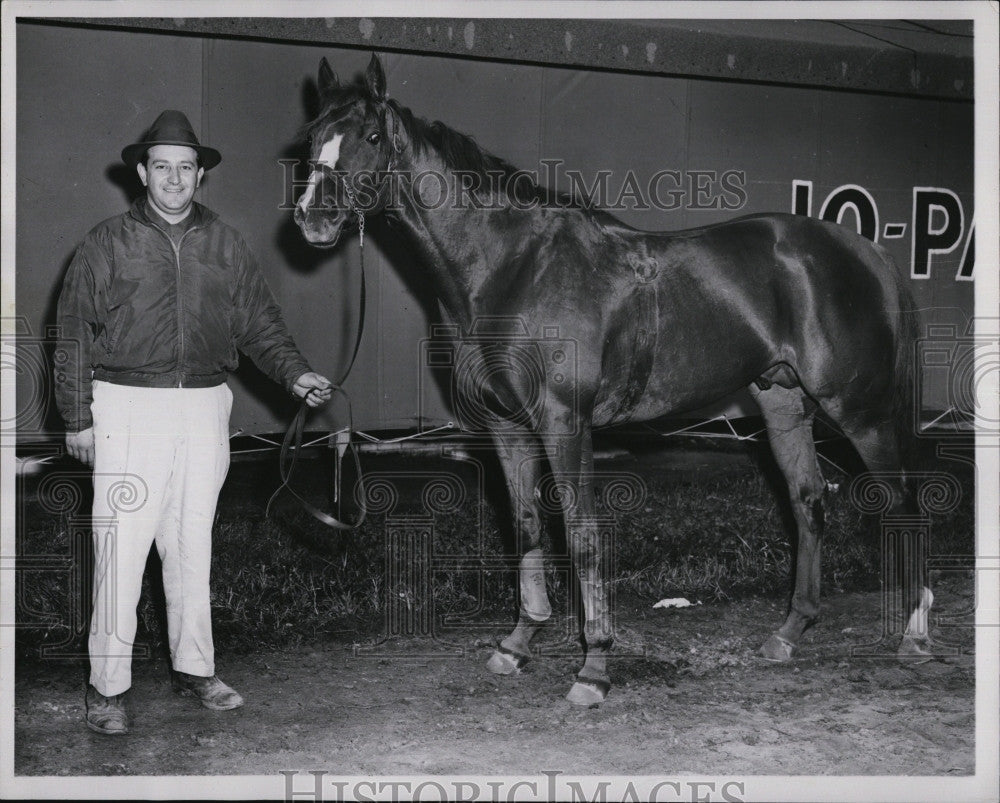 1960 Press Photo Battle Neck with trainer Petro Peters - Historic Images