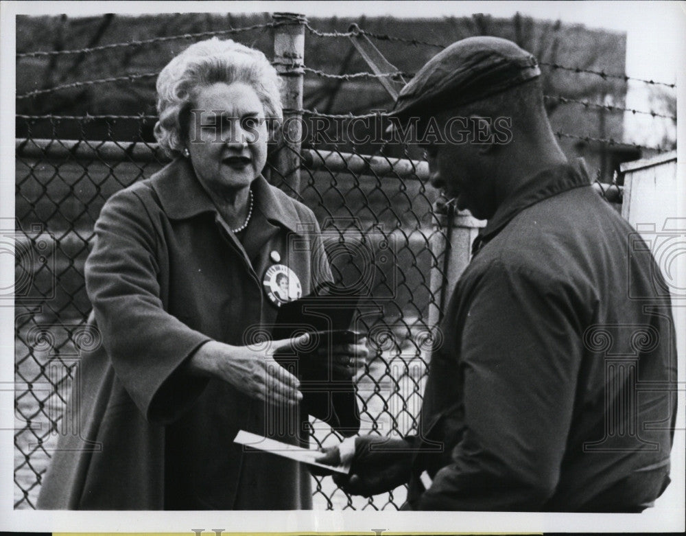 1969 Press Photo Elly Peterson handing out literature and shaking hands - Historic Images