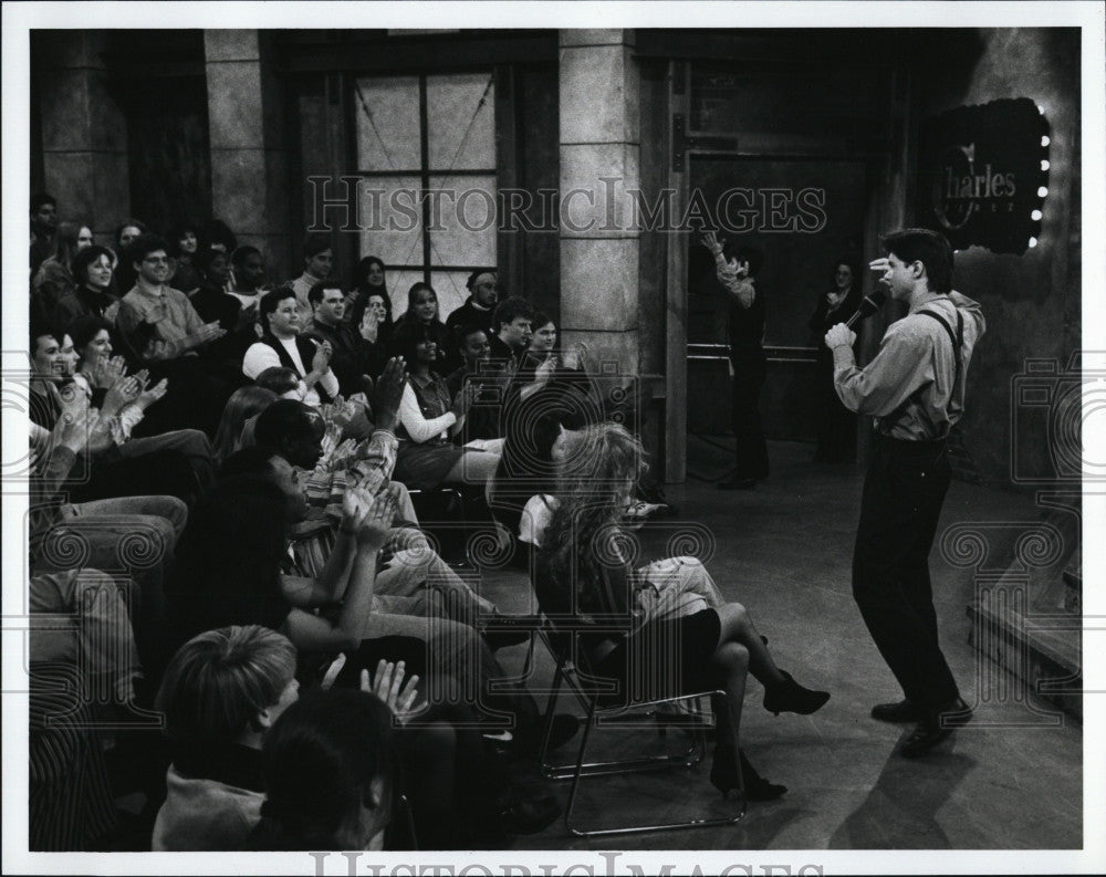 Press Photo Charles Perry before an audience - Historic Images