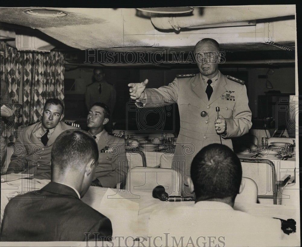 1959 Press Photo Admiral Robert Stroh Credits WASP Crew - Historic Images