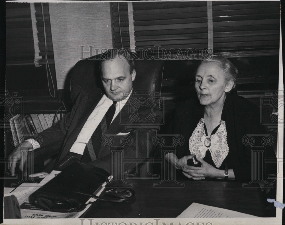 1948 Press Photo Anna Louise Strong, Author With Lawyer, John Rogge - Historic Images
