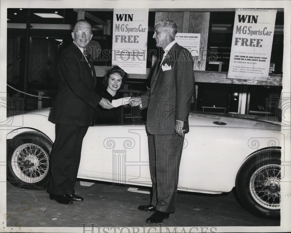 1958 Press Photo Lt. Gov. Robert Murphy, Sally Ann Freedman, Miss Massachusetts - Historic Images