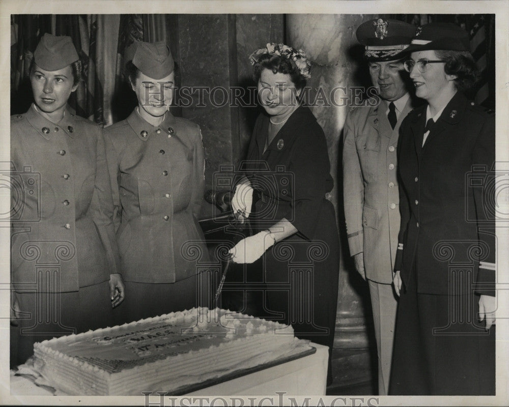 1959 Press Photo Helen Laird, Alice Duber, Gleason, Swallow at State House - Historic Images