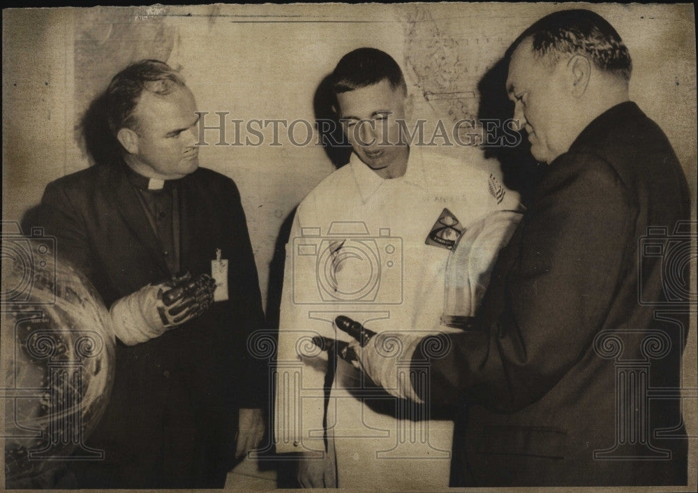 1968 Press Photo Astronaut William Anders, Reverends Smith & Dennies Barry - Historic Images
