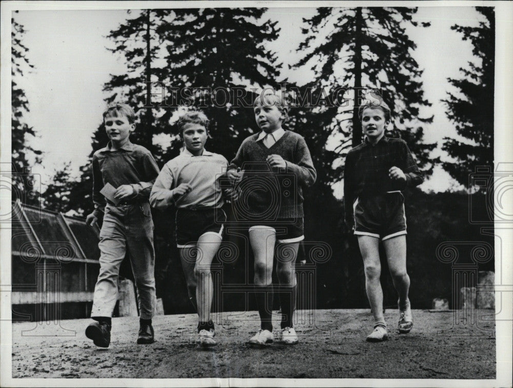 1958 Press Photo Crown Prince Carl Gustaf w/ fellow walking race contestants - Historic Images