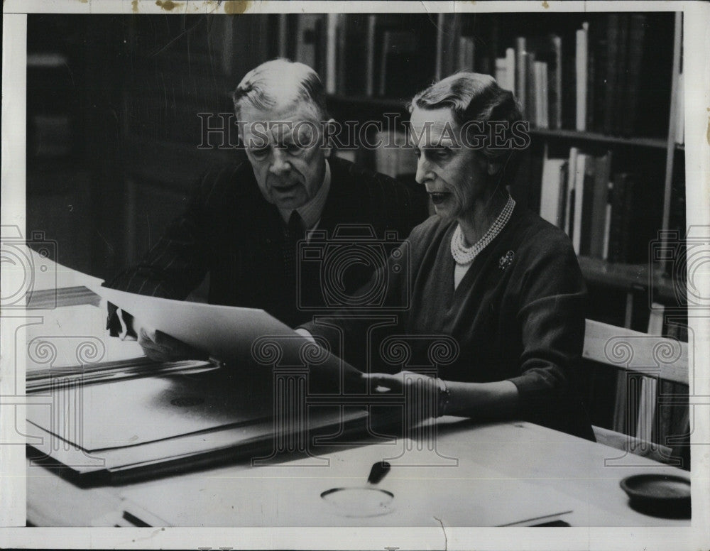 1955 Press Photo King Gustaf VI Adolf with Queen Louise in Castle Library - Historic Images