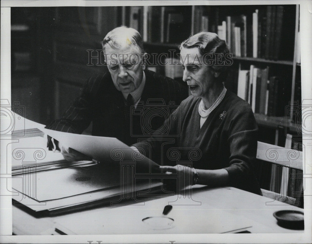 1955 Press Photo King Gustaf VI Adolf with Queen Louise in Castle Library - Historic Images