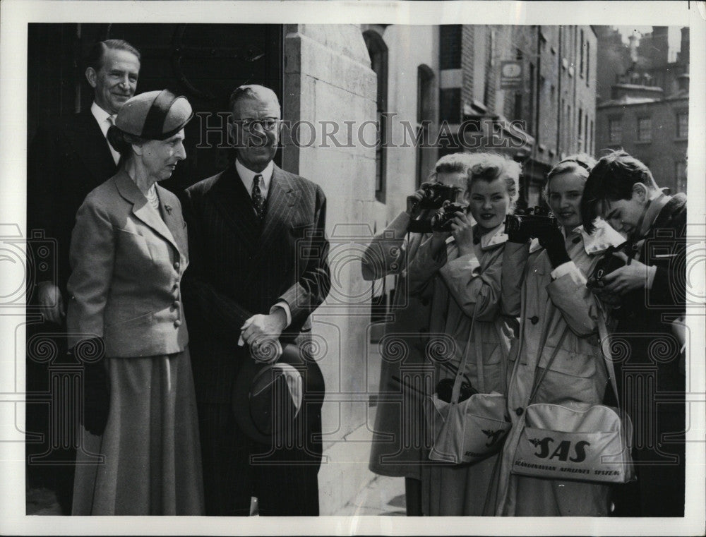 1957 Press Photo King Gustaf Adolf &amp; Queen Louise photographed by girls - Historic Images