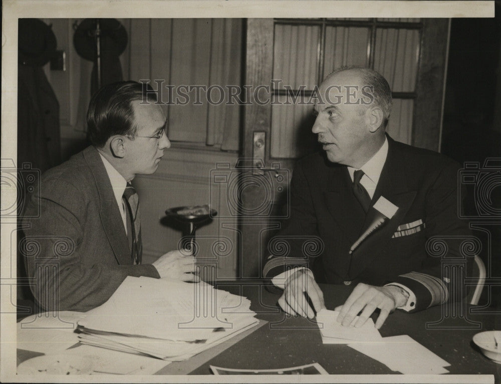 1947 Press Photo Al Salie Interviews Surgeon General Clifford A. Swanson - Historic Images