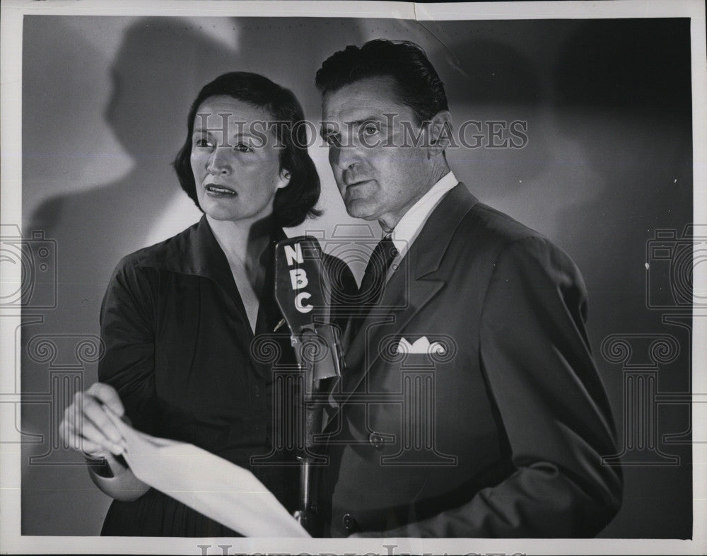 1949 Press Photo Radio Stars Fran Carlon, Edward Pawley &quot;The Illustrated Press&quot; - Historic Images