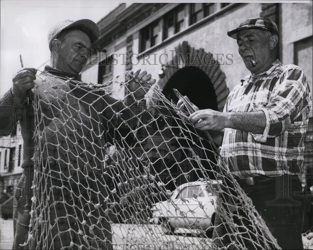 1960 Press Photo Fishermen Peter Sutera, Salvatore Giacalone Repair Nets - Historic Images