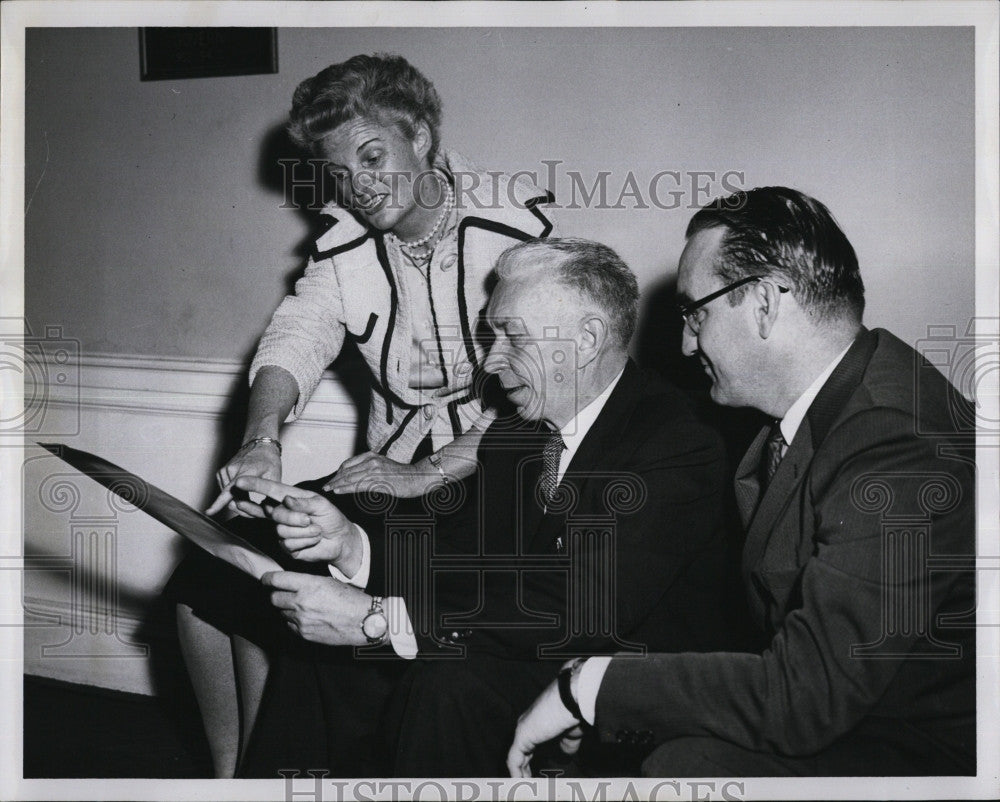 1960 Press Photo Sec. Ann Wood, Publisher Edward Fairchild &amp; Raymond Rigney - Historic Images