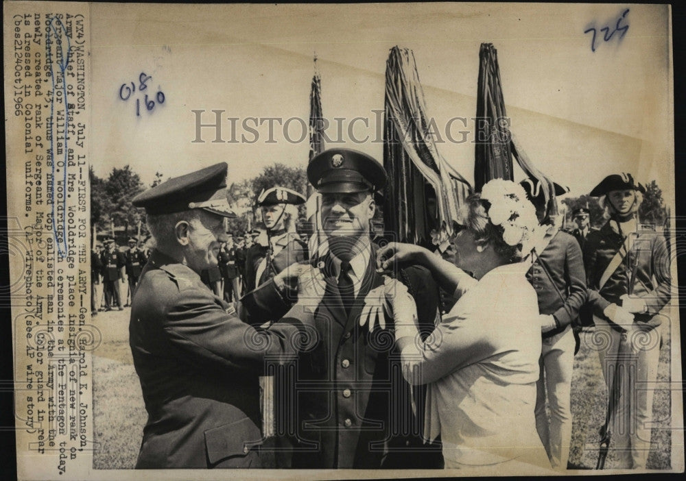 1966 Press Photo Gen. Harold K. Johnson, Sgt. Maj. &amp; Mrs. William Wooldridge - Historic Images