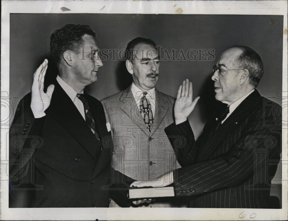 1947 Press Photo Stanley Woodward administers oath of office to Stanton Griffis - Historic Images