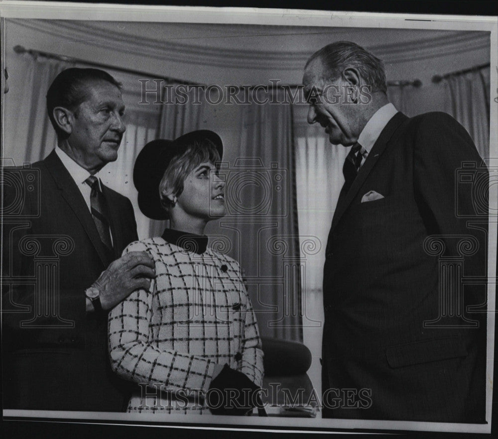 1968 Press Photo President Johnson greeted Mrs. Roy Woodward cured of cancer - Historic Images