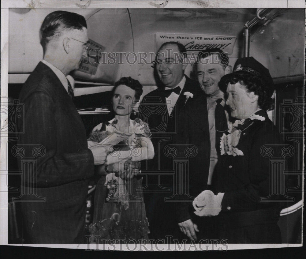 1949 Press Photo Ray Woods &amp; Palma Farr married by Magistrate Thomas Gabbert - Historic Images