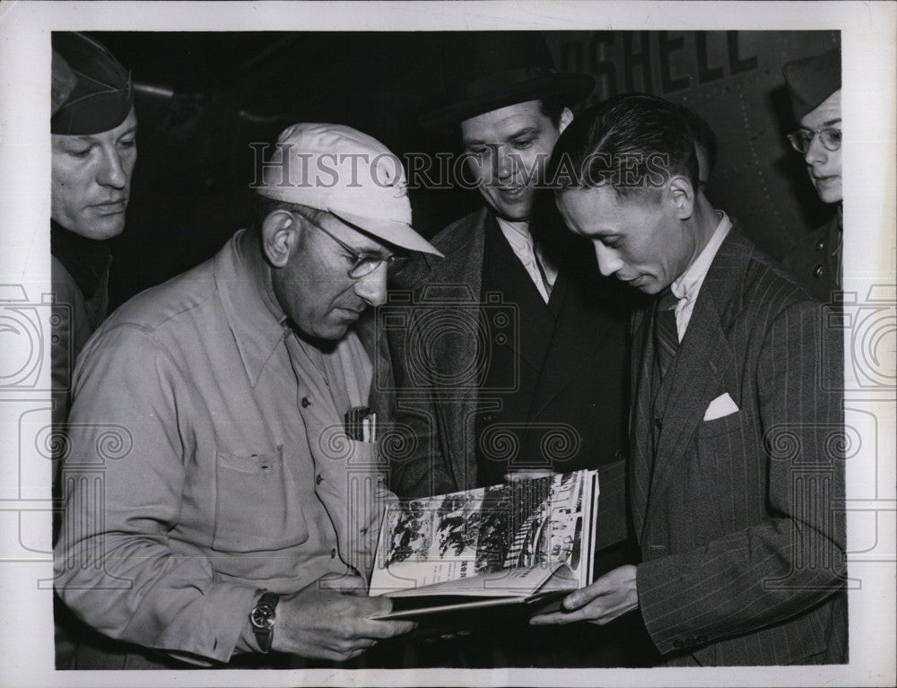 1947 Press Photo Record-breaking flight of Milton Reynolds &amp; fellow fliers - Historic Images