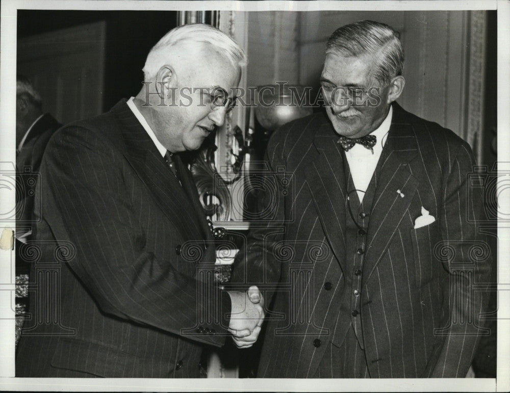 1941 Press Photo Chairman Clifton Woodrum greets William Knudsen, OPM Director - Historic Images