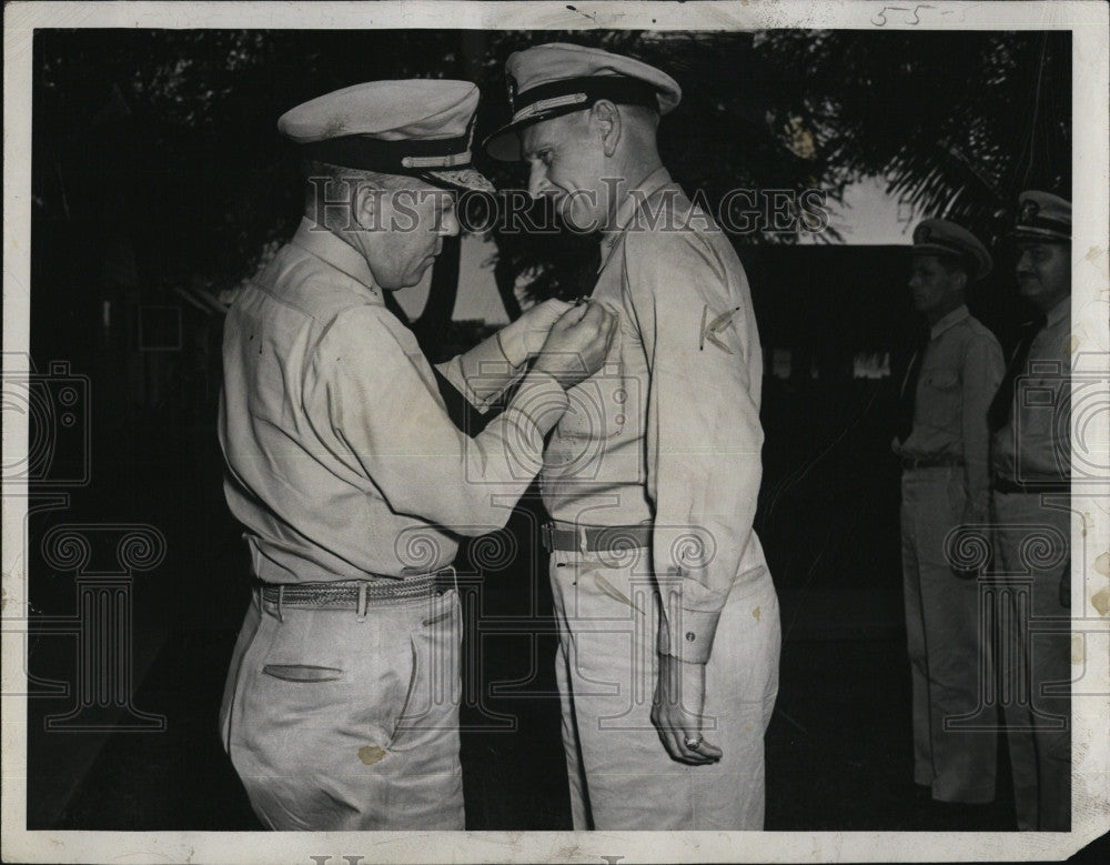 1945 Press Photo Capt.Chester Clark Wood USN awarded the Navy Cross. - Historic Images