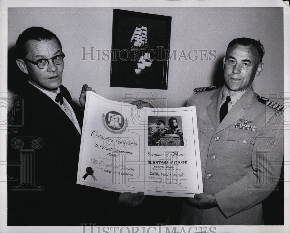 1958 Press Photo U.S.Coast Guard receive a certificate of appreciation. - Historic Images