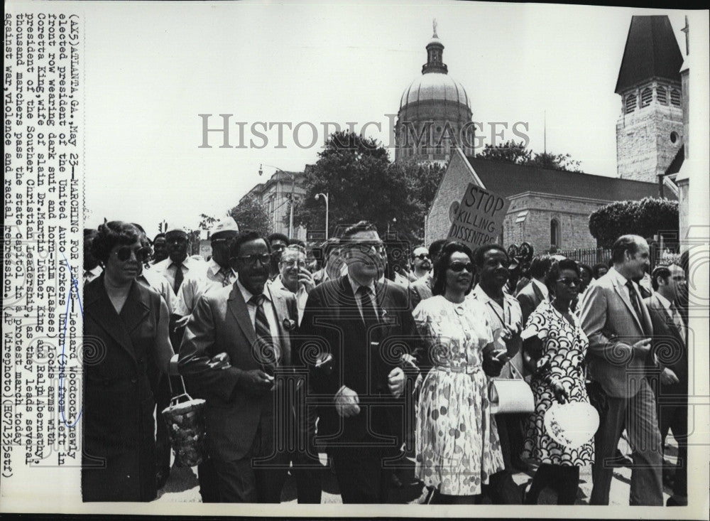 1970 Press Photo Leonard Woodcock of Unite Auto Workers marching for Peace. - Historic Images