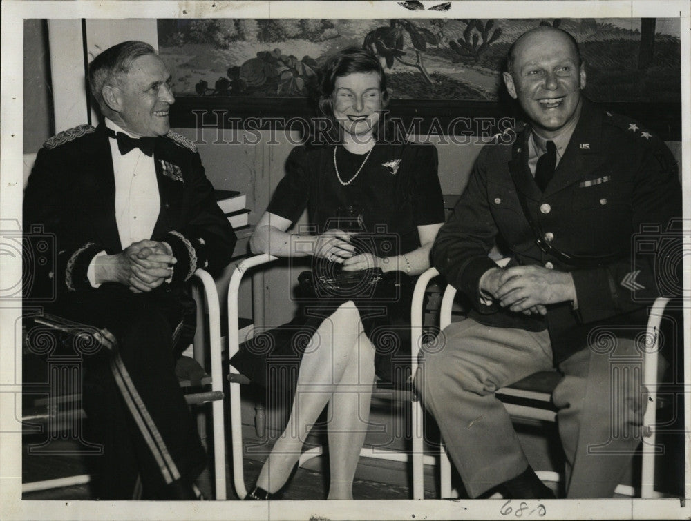 1941 Press Photo Maj. Gen. J. Woodruff, Mrs. George Clement &amp; Maj. Gen. Eckfeld - Historic Images